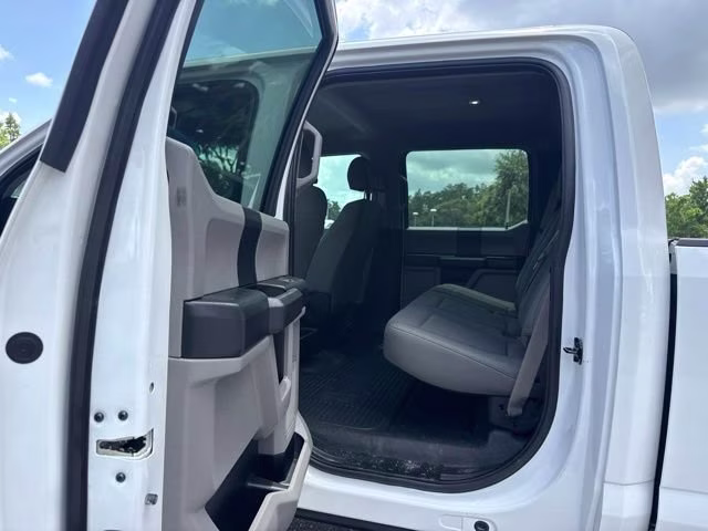 2017 Oxford White Ford Super Duty F-250 SRW XL Crew Cab Pickup 4X4 Truck
