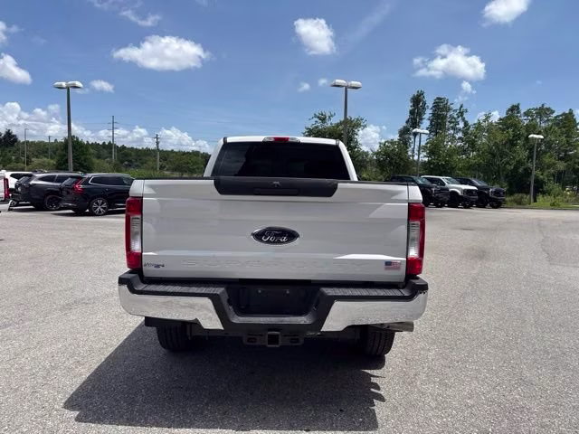 2017 Oxford White Ford Super Duty F-250 SRW XL Crew Cab Pickup 4X4 Truck