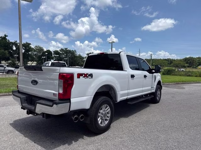 2017 Oxford White Ford Super Duty F-250 SRW XL Crew Cab Pickup 4X4 Truck