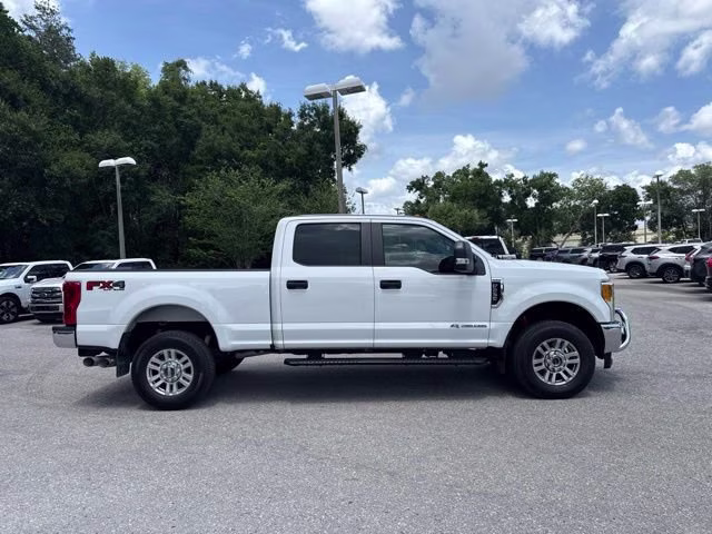 2017 Oxford White Ford Super Duty F-250 SRW XL Crew Cab Pickup 4X4 Truck