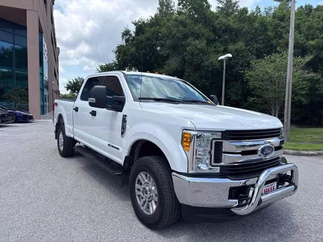 2017 Oxford White Ford Super Duty F-250 SRW XL Crew Cab Pickup 4X4 Truck