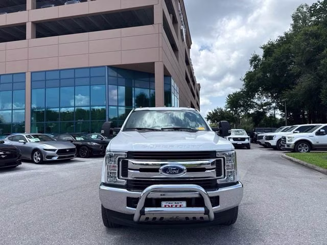 2017 Oxford White Ford Super Duty F-250 SRW XL Crew Cab Pickup 4X4 Truck