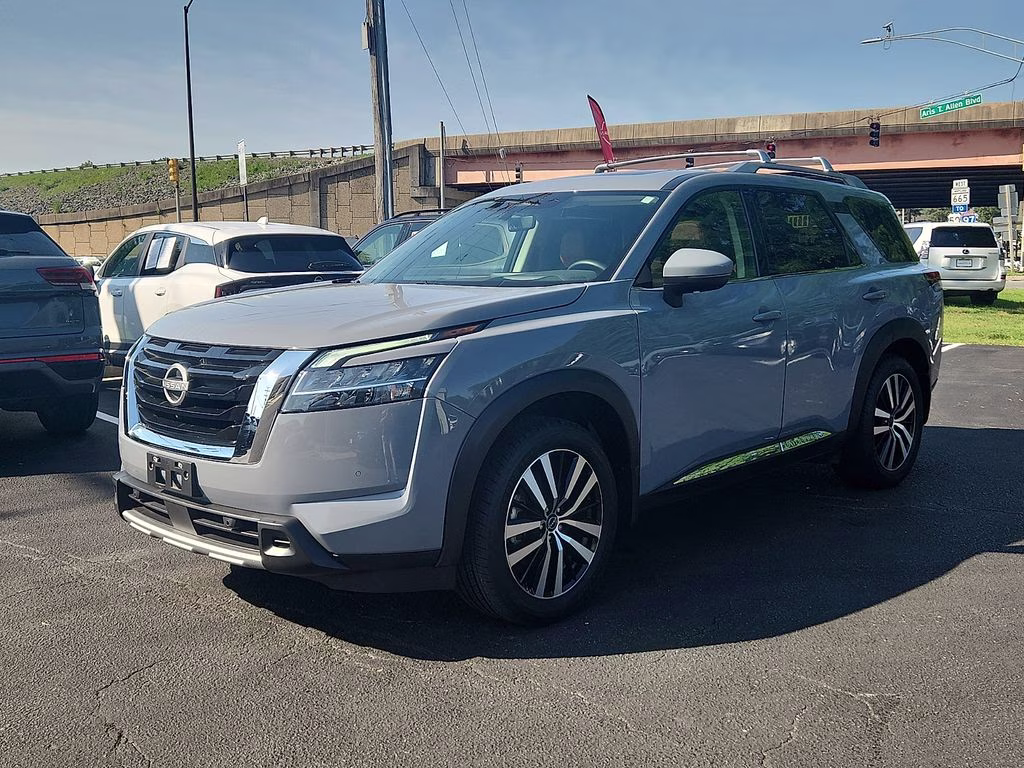 2024 Boulder Gray Pearl Nissan Pathfinder Platinum FWD SUV