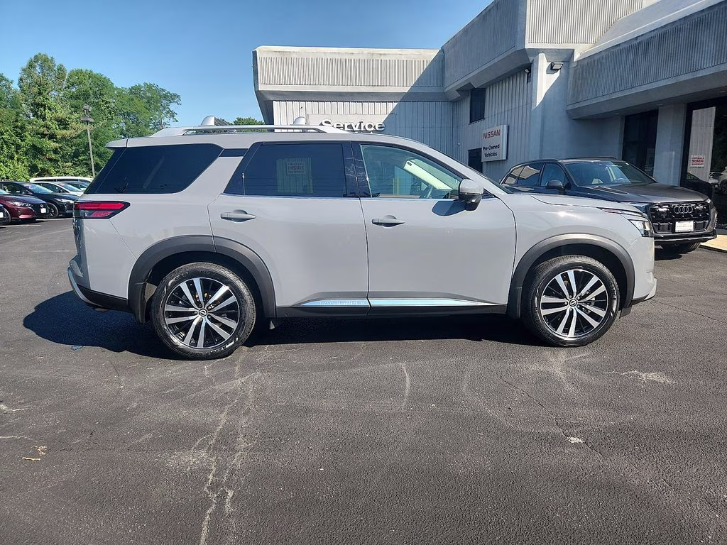 2024 Boulder Gray Pearl Nissan Pathfinder Platinum FWD SUV