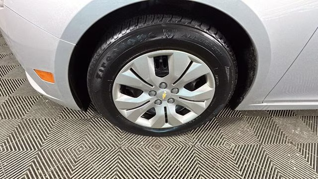 2014 Silver Ice Metallic Chevrolet Cruze LS FWD Sedan