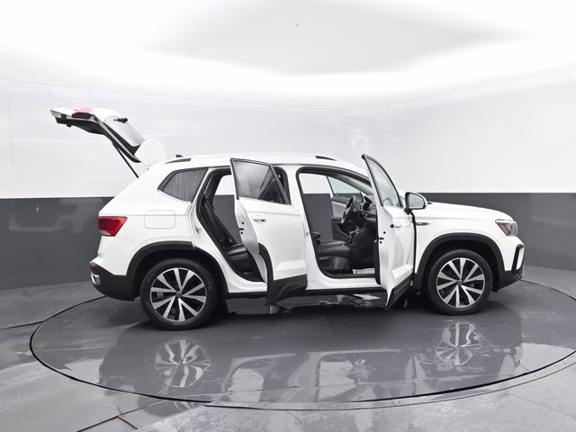 2022 White Volkswagen Taos 1.5T SE AWD SUV