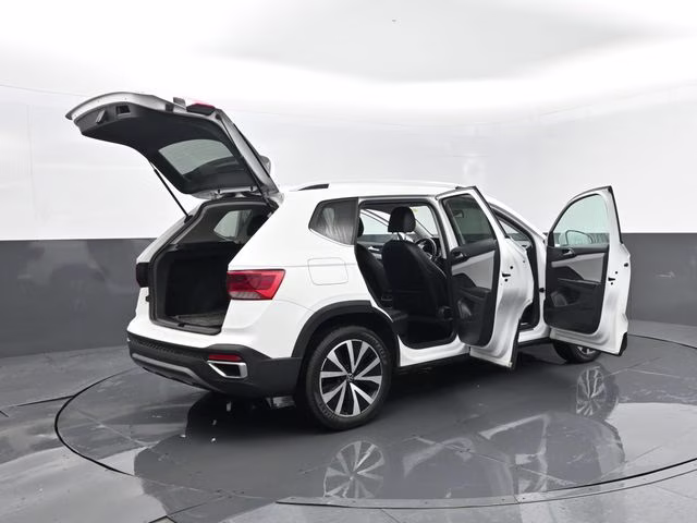 2022 White Volkswagen Taos 1.5T SE AWD SUV