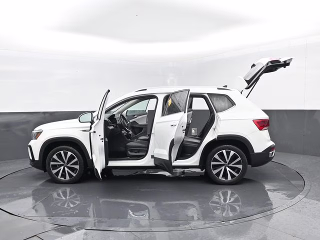 2022 White Volkswagen Taos 1.5T SE AWD SUV