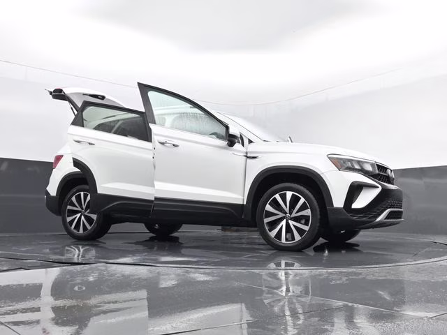2022 White Volkswagen Taos 1.5T SE AWD SUV