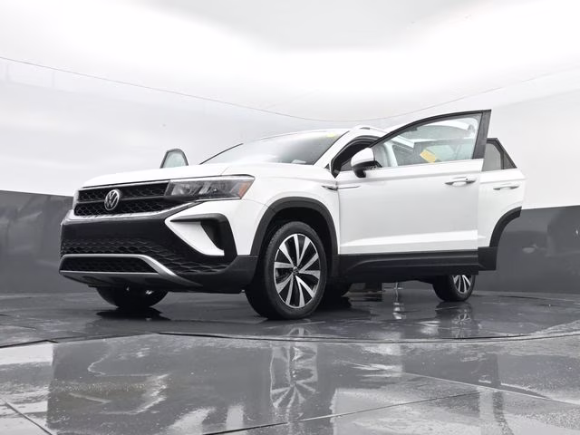 2022 White Volkswagen Taos 1.5T SE AWD SUV