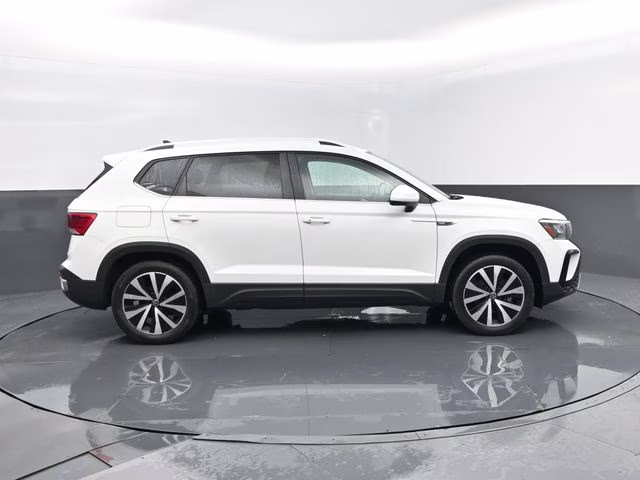 2022 White Volkswagen Taos 1.5T SE AWD SUV