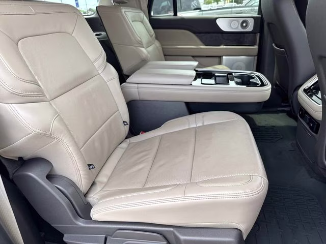 2023 Pearl Metallic Lincoln Navigator L Reserve RWD SUV