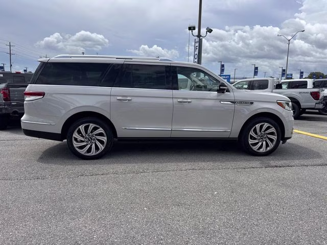 2023 Pearl Metallic Lincoln Navigator L Reserve RWD SUV
