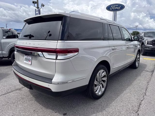 2023 Pearl Metallic Lincoln Navigator L Reserve RWD SUV