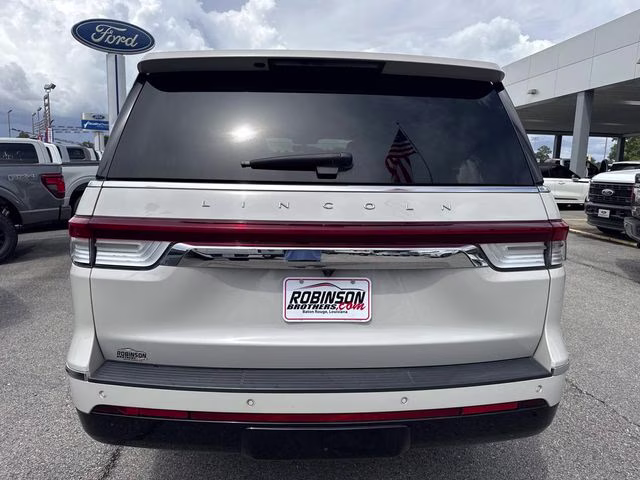 2023 Pearl Metallic Lincoln Navigator L Reserve RWD SUV