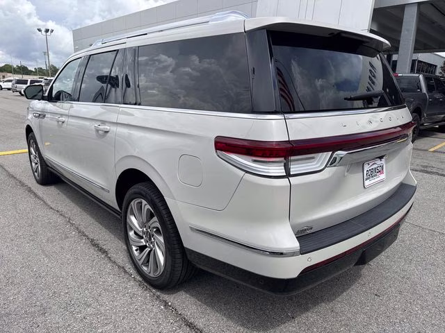2023 Pearl Metallic Lincoln Navigator L Reserve RWD SUV