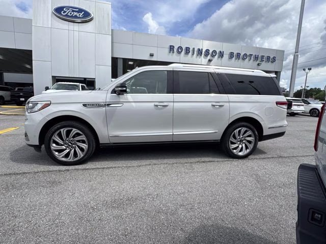 2023 Pearl Metallic Lincoln Navigator L Reserve RWD SUV