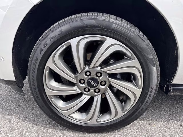 2023 Pearl Metallic Lincoln Navigator L Reserve RWD SUV