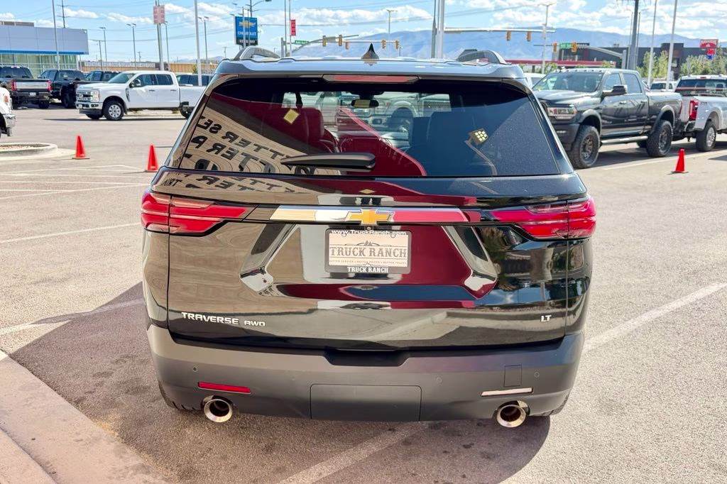 2022 Mosaic Black Metallic Chevrolet Traverse LT Leather AWD SUV