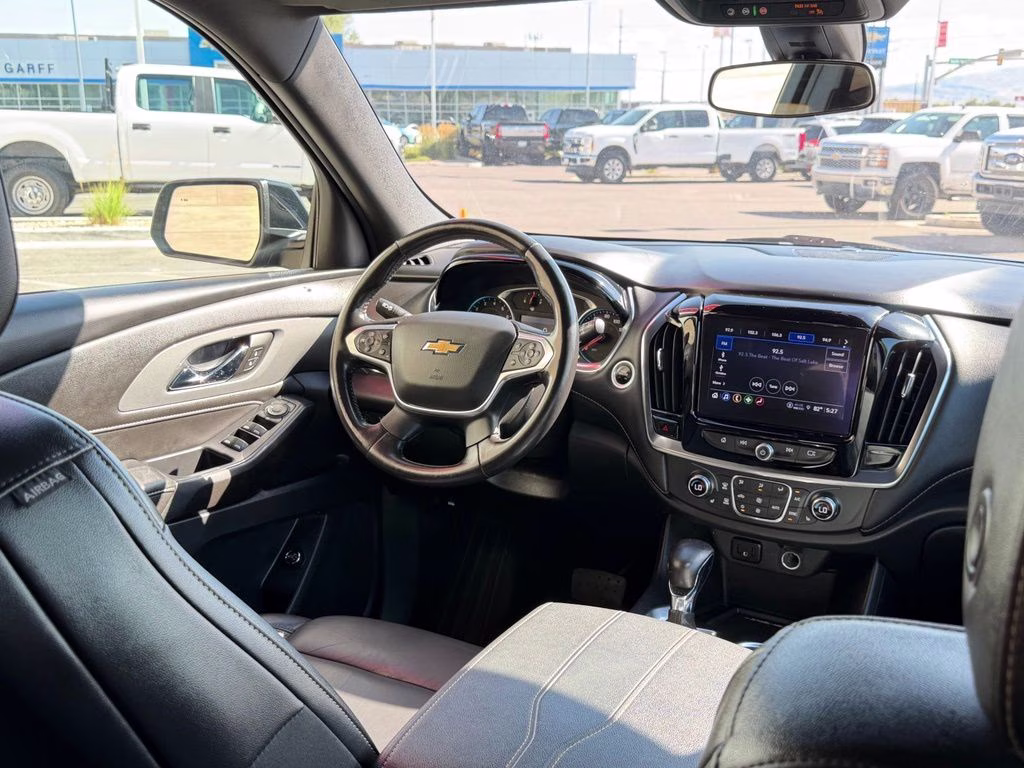 2022 Mosaic Black Metallic Chevrolet Traverse LT Leather AWD SUV