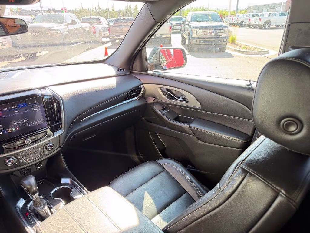 2022 Mosaic Black Metallic Chevrolet Traverse LT Leather AWD SUV