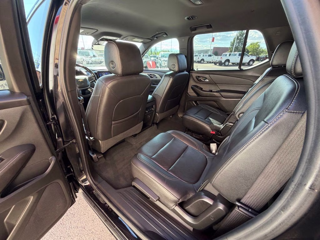 2022 Mosaic Black Metallic Chevrolet Traverse LT Leather AWD SUV