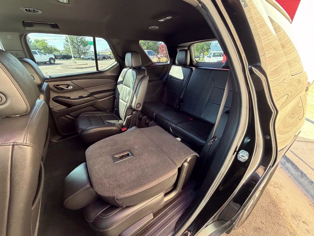 2022 Mosaic Black Metallic Chevrolet Traverse LT Leather AWD SUV