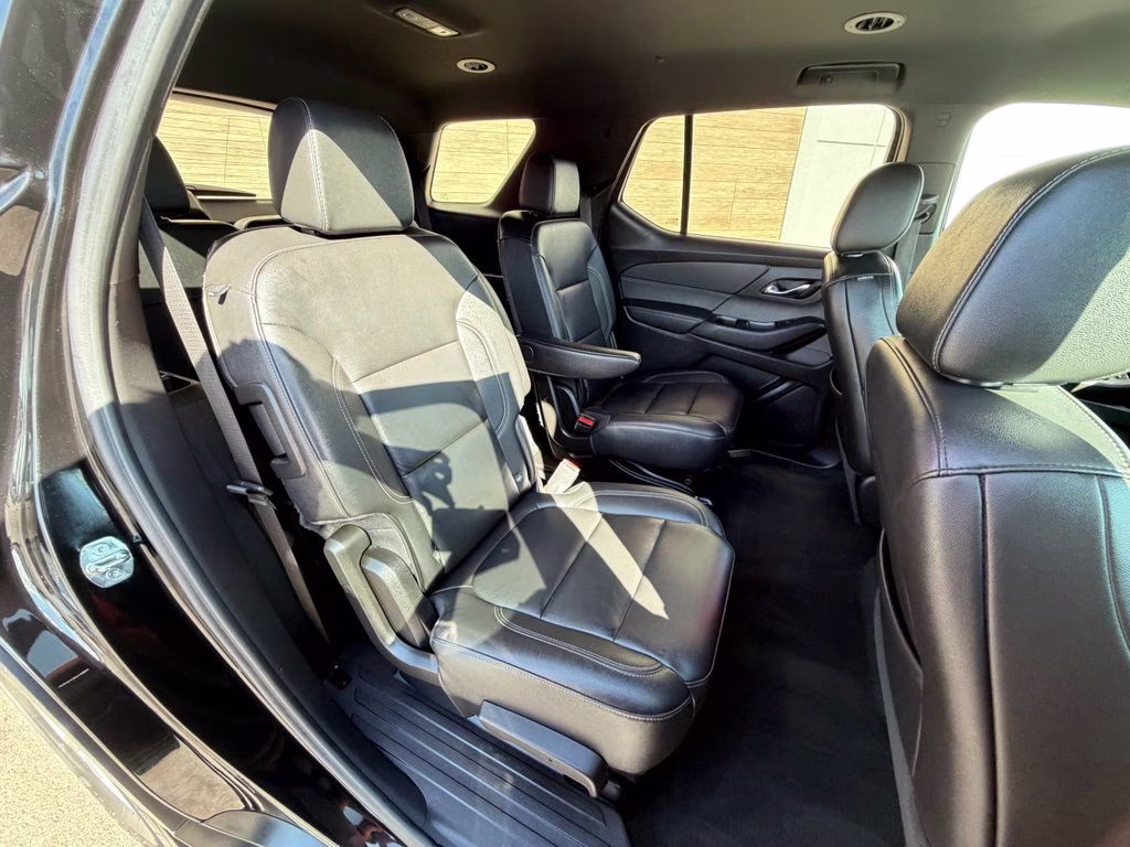 2022 Mosaic Black Metallic Chevrolet Traverse LT Leather AWD SUV