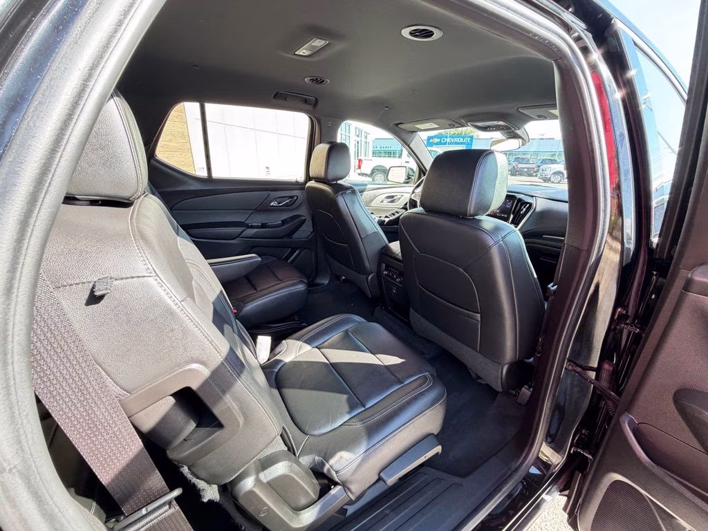 2022 Mosaic Black Metallic Chevrolet Traverse LT Leather AWD SUV