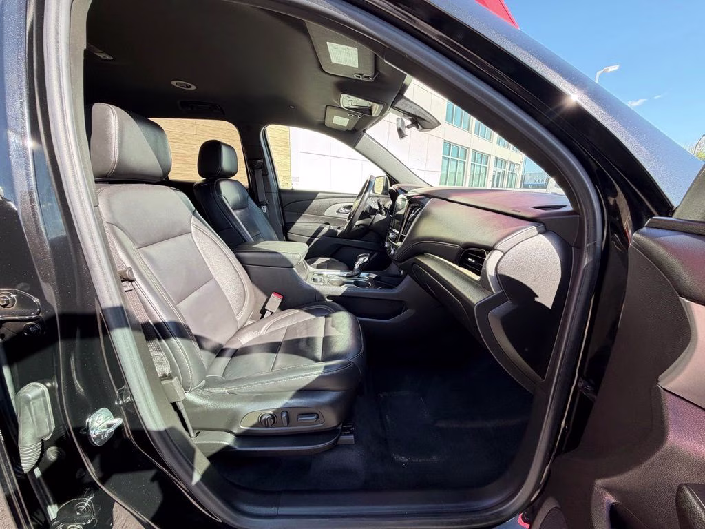 2022 Mosaic Black Metallic Chevrolet Traverse LT Leather AWD SUV