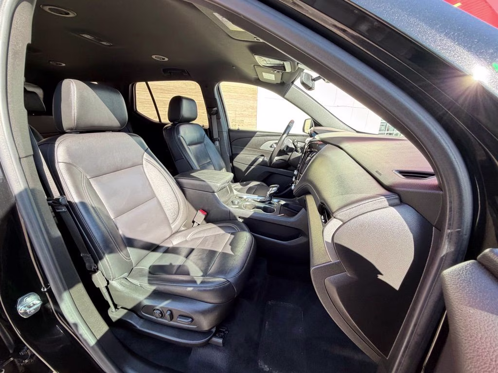 2022 Mosaic Black Metallic Chevrolet Traverse LT Leather AWD SUV
