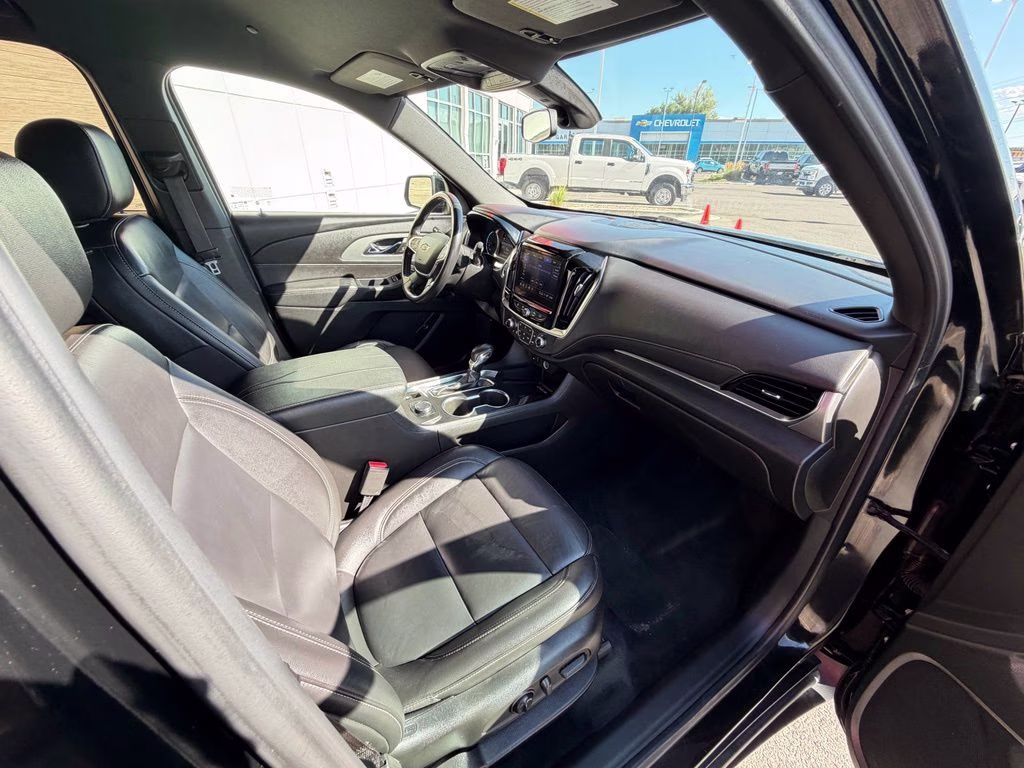 2022 Mosaic Black Metallic Chevrolet Traverse LT Leather AWD SUV