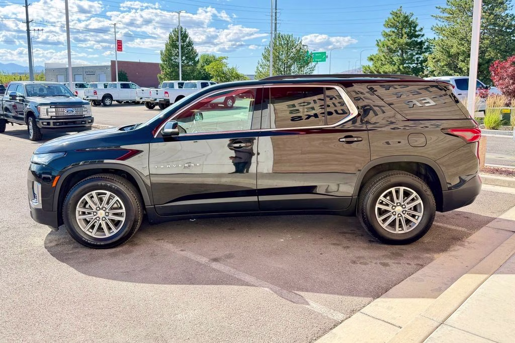 2022 Mosaic Black Metallic Chevrolet Traverse LT Leather AWD SUV