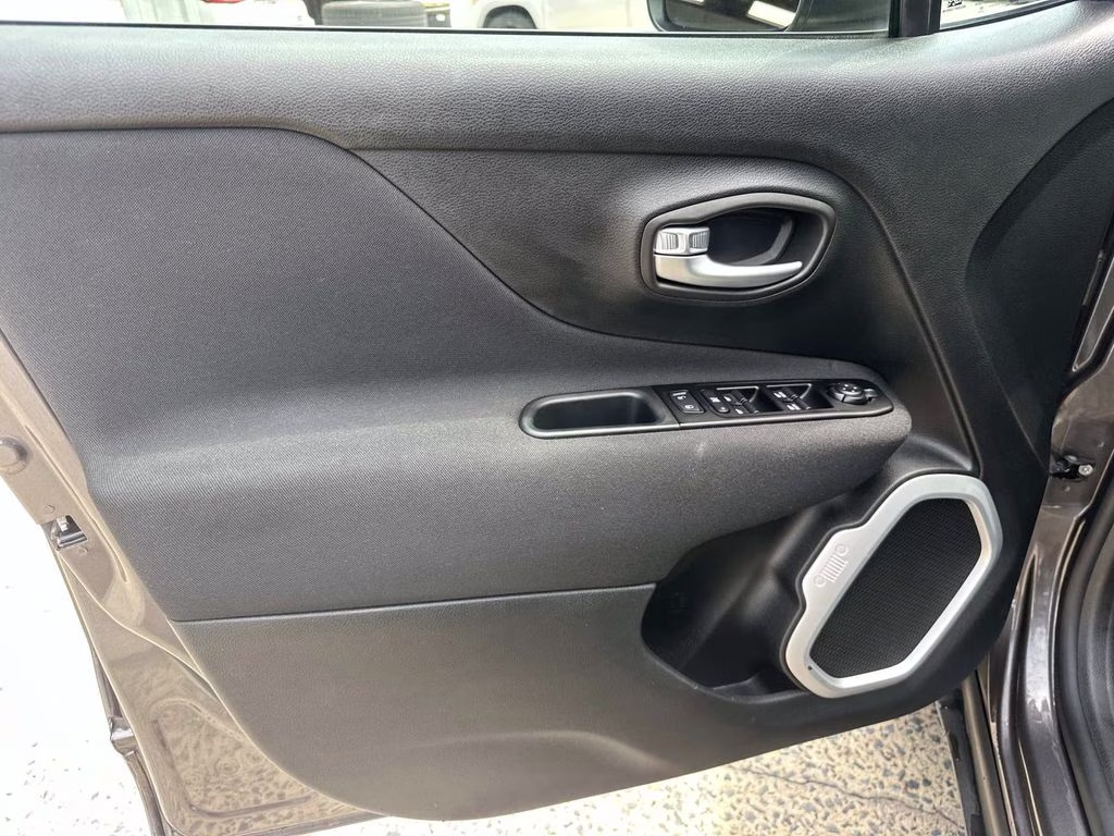 2020 Granite Crystal Metallic Clearcoat Jeep Renegade Latitude 4X4 SUV