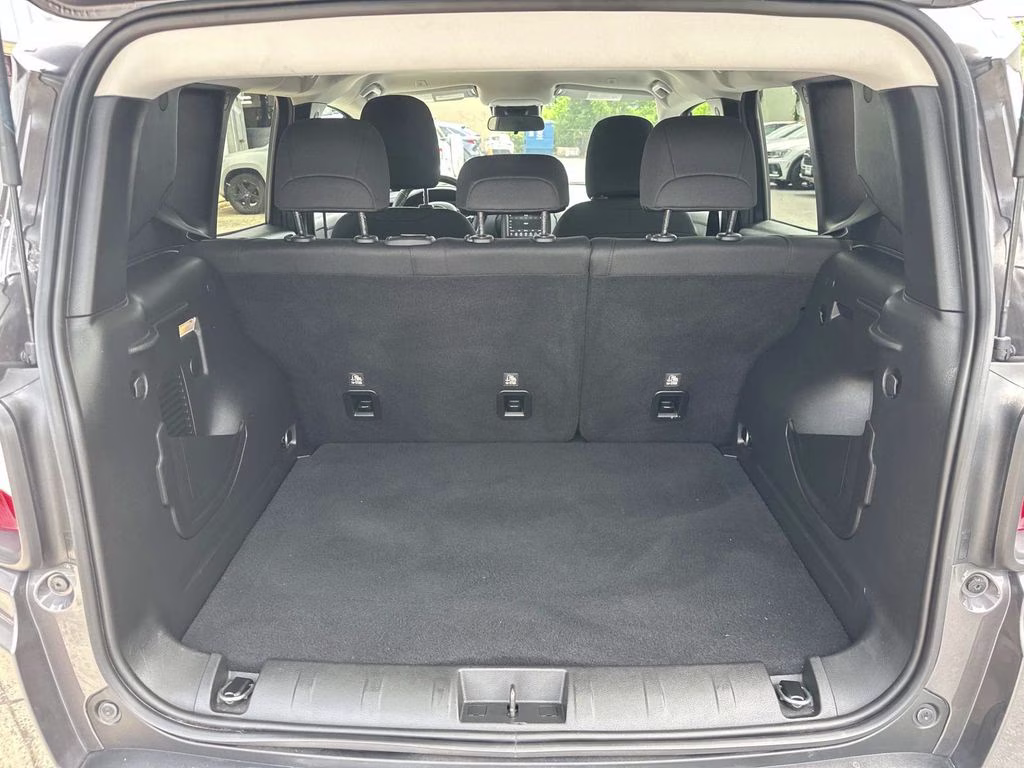 2020 Granite Crystal Metallic Clearcoat Jeep Renegade Latitude 4X4 SUV
