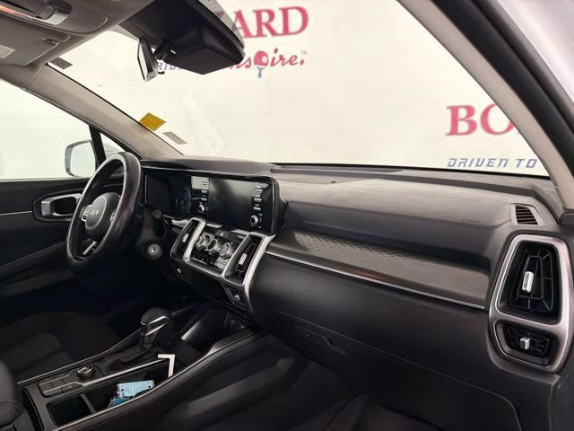 2022 White Pearl Kia Sorento LX FWD SUV