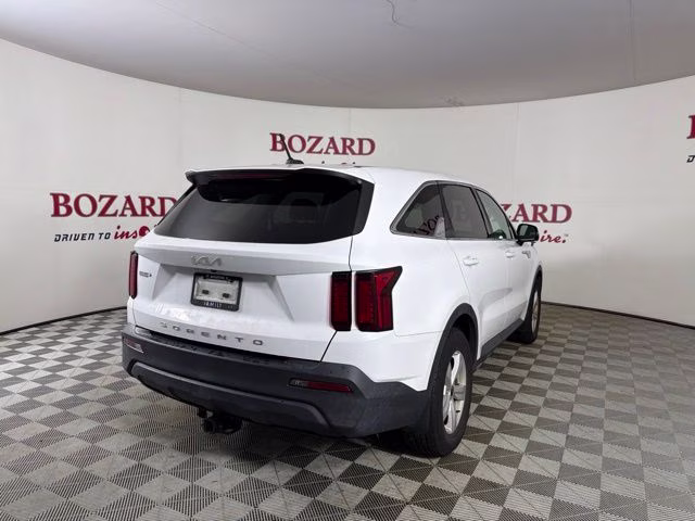 2022 White Pearl Kia Sorento LX FWD SUV