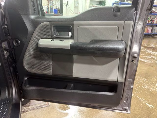 2005 Gray Ford F-150 XLT 4X4 Truck