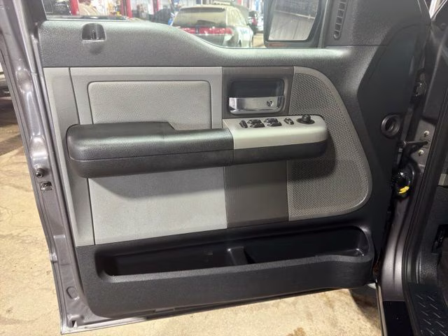 2005 Gray Ford F-150 XLT 4X4 Truck