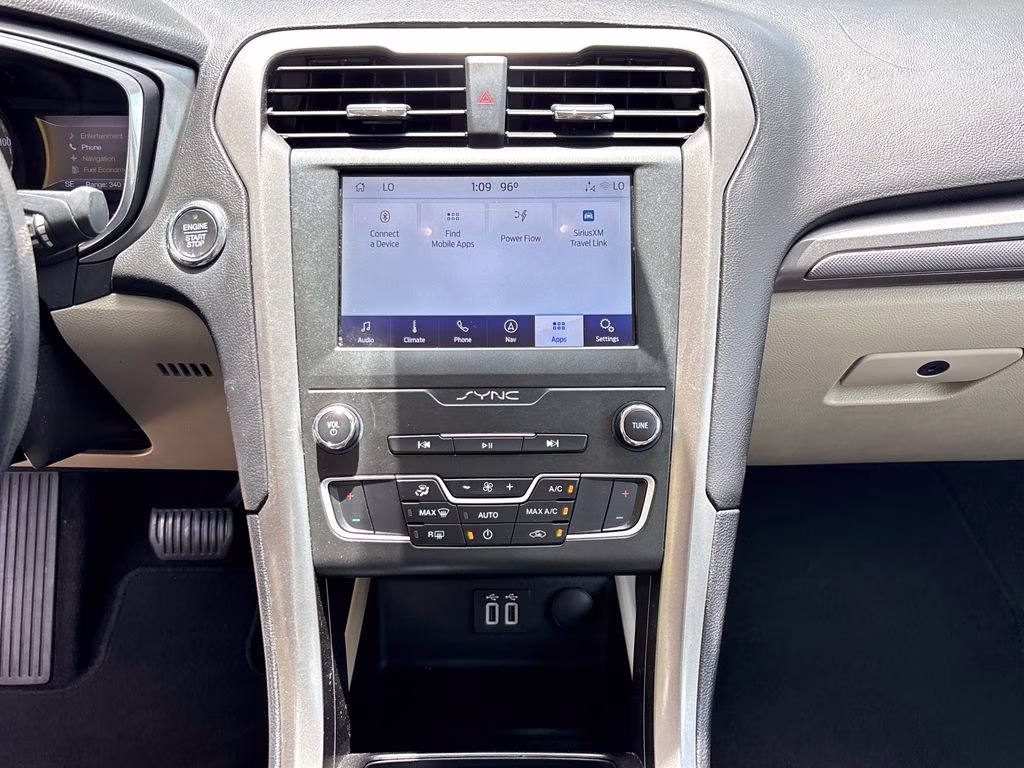 2020 White Platinum Clearcoat Metallic Ford Fusion Hybrid SE FWD Sedan