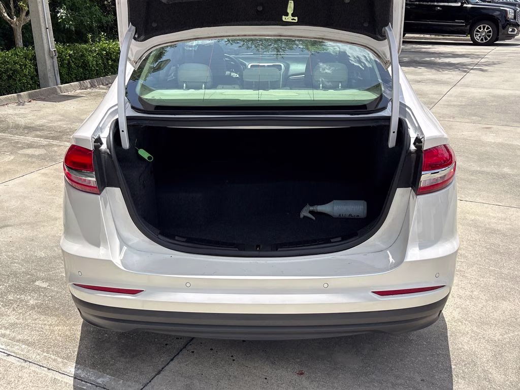 2020 White Platinum Clearcoat Metallic Ford Fusion Hybrid SE FWD Sedan
