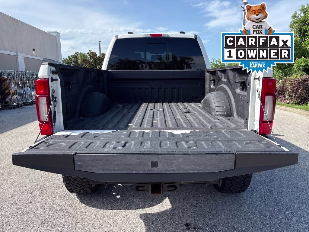 2022 White Metallic Ford Super Duty F-250 SRW Lariat 4X4 Truck