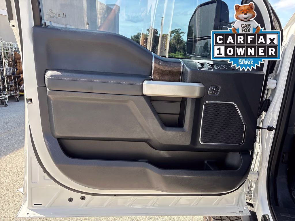 2022 White Metallic Ford Super Duty F-250 SRW Lariat 4X4 Truck