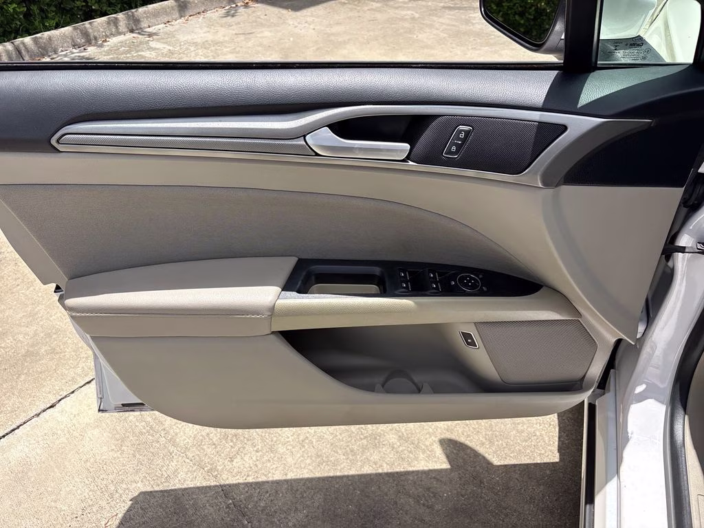 2020 White Platinum Clearcoat Metallic Ford Fusion Hybrid SE FWD Sedan