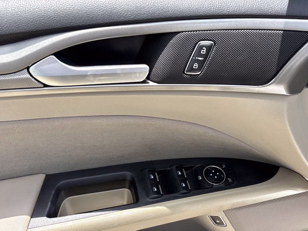 2020 White Platinum Clearcoat Metallic Ford Fusion Hybrid SE FWD Sedan