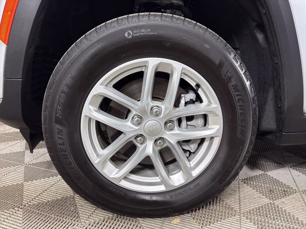 2025 Silver Zynith Jeep Grand Cherokee L Laredo RWD SUV
