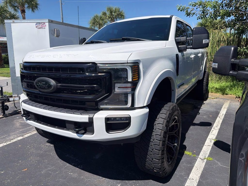 2022 White Metallic Ford Super Duty F-250 SRW Lariat 4X4 Truck