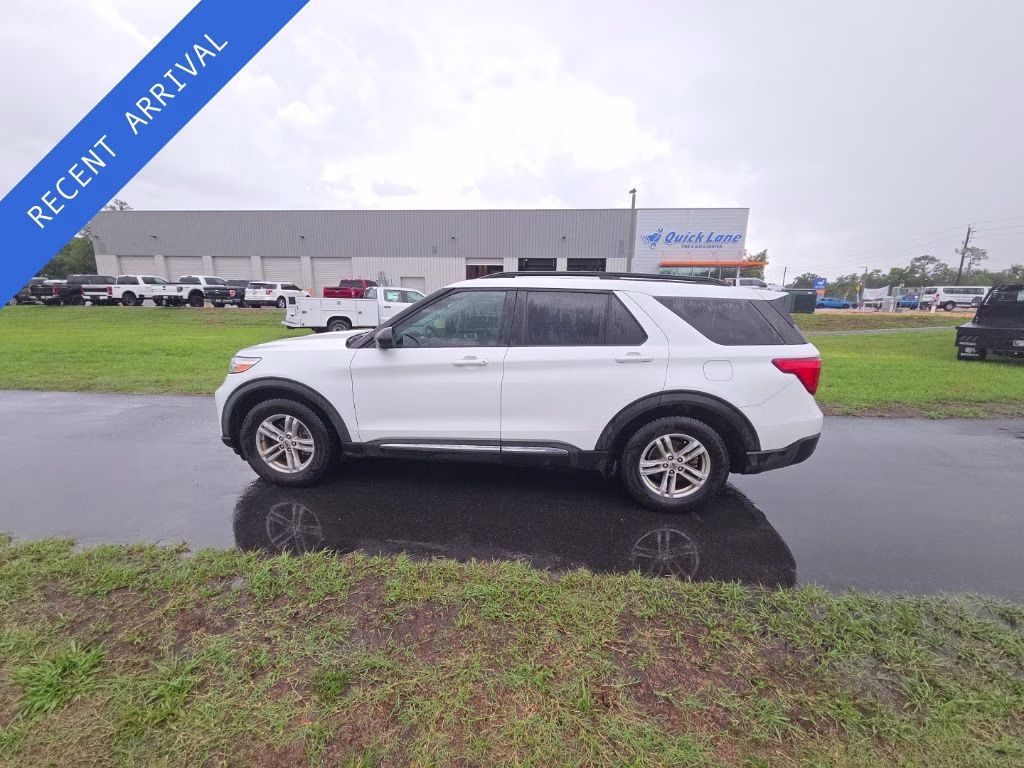 2021 Oxford White Ford Explorer XLT RWD SUV
