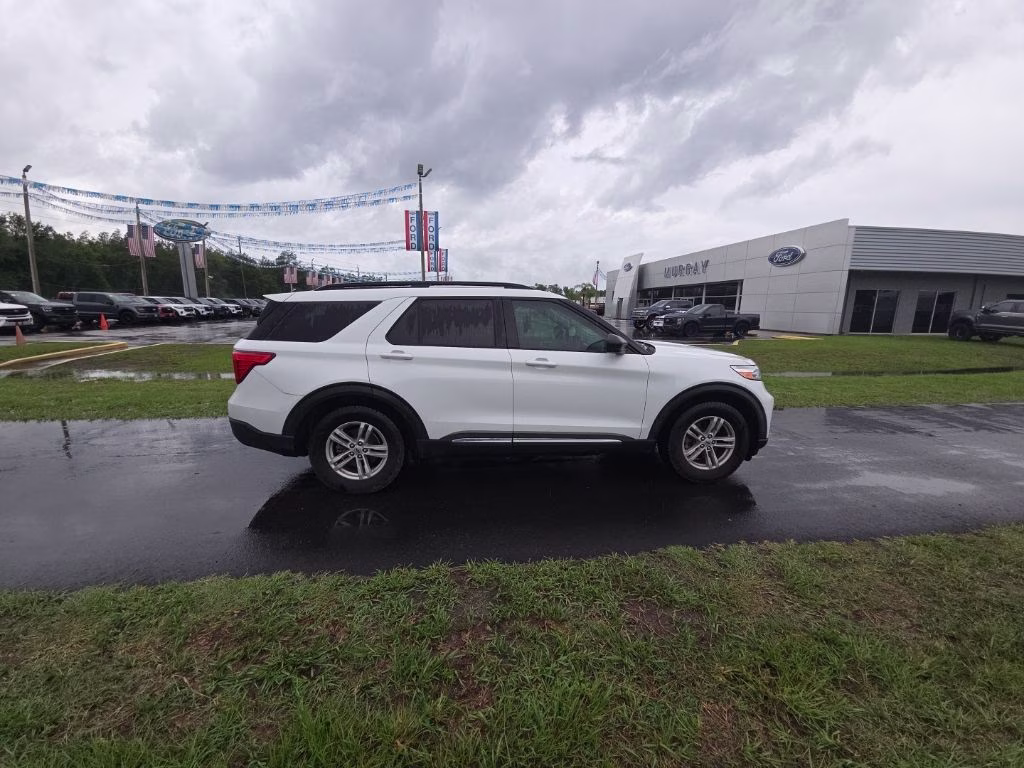 2021 Oxford White Ford Explorer XLT RWD SUV