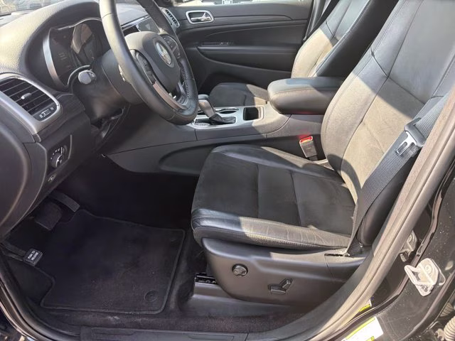 2019 Diamond Black Crystal Pearlcoat Jeep Grand Cherokee Altitude 4X4 SUV
